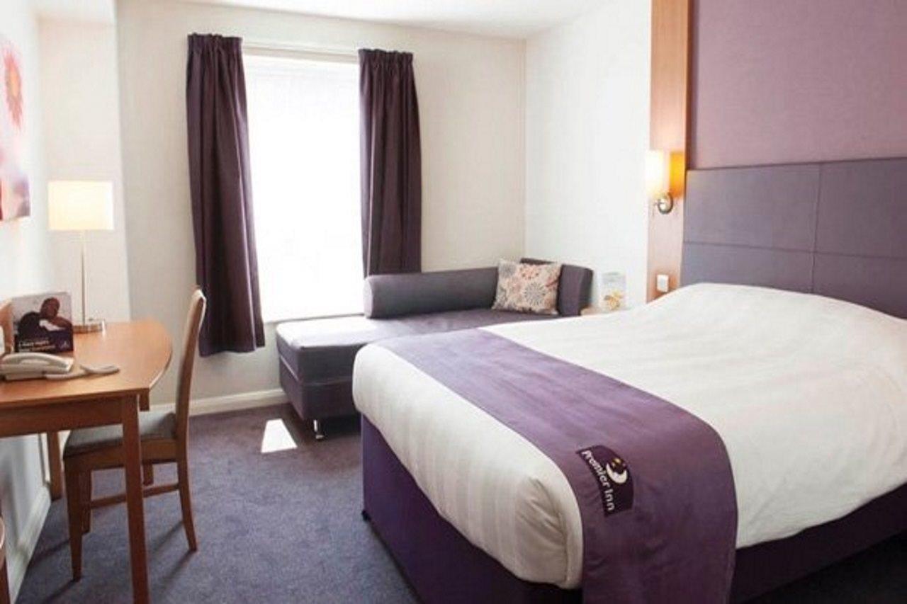 Premier Inn Ньютон Эбэт Экстерьер фото