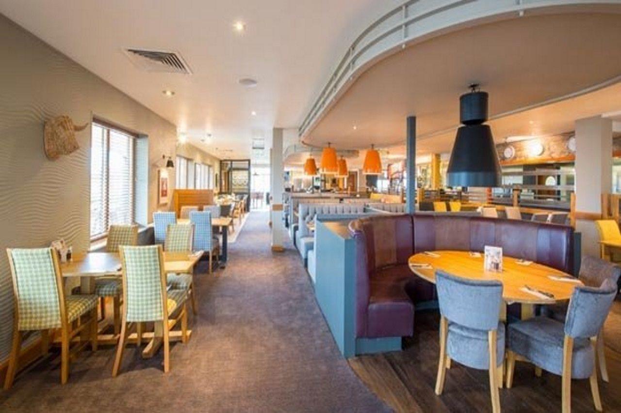 Premier Inn Ньютон Эбэт Экстерьер фото
