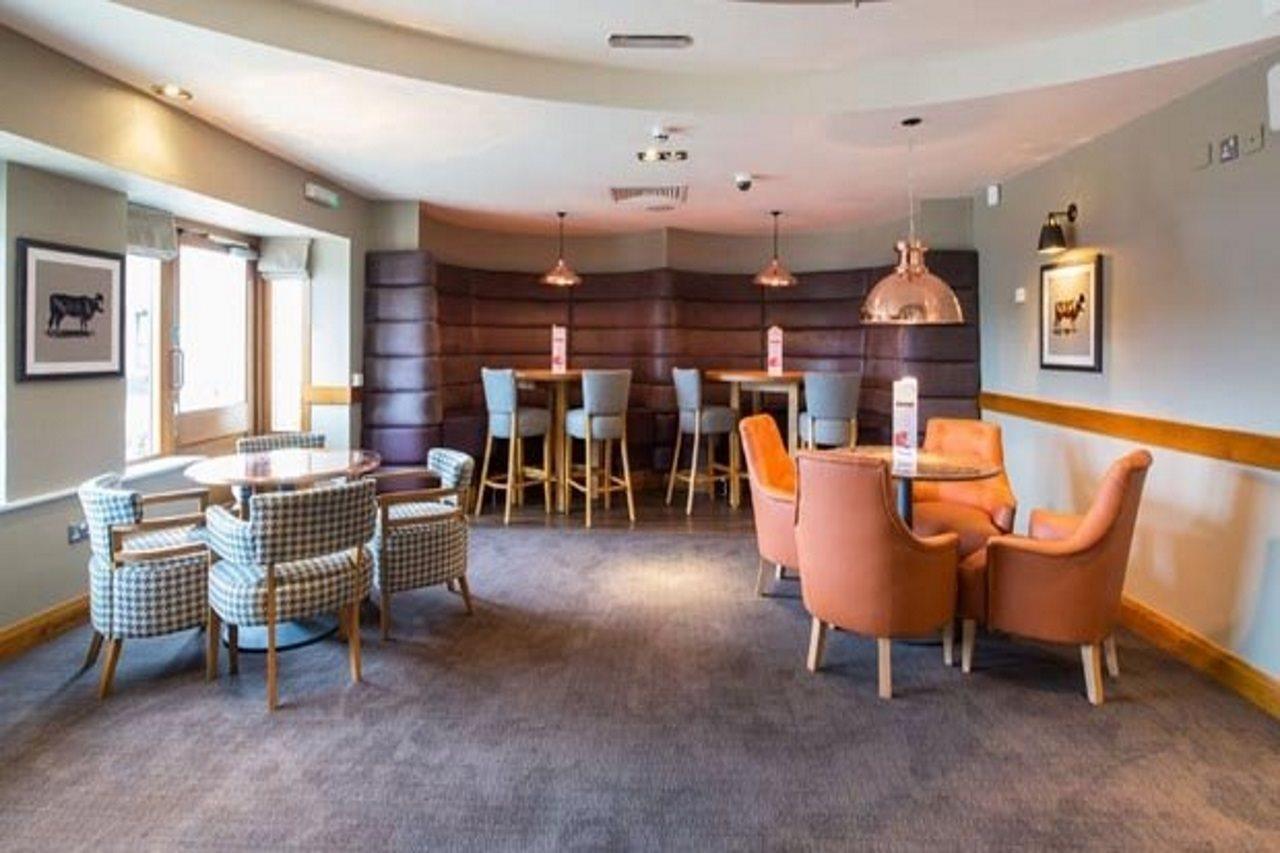 Premier Inn Ньютон Эбэт Экстерьер фото