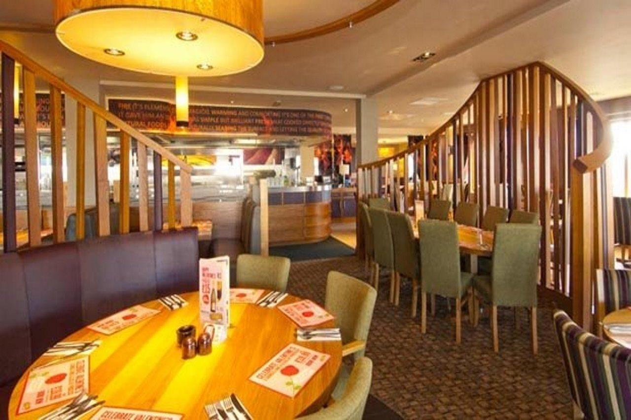 Premier Inn Ньютон Эбэт Экстерьер фото