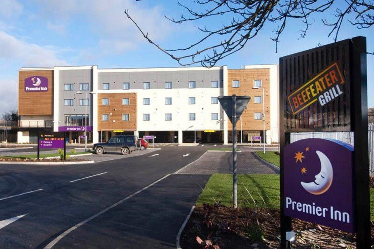 Premier Inn Ньютон Эбэт Экстерьер фото